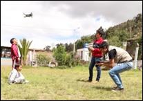 Un grupo de hombres jugando con un frisbee en la hierba

Descripción generada automáticamente con confianza media